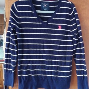 Light weight pull over v-neck sweater